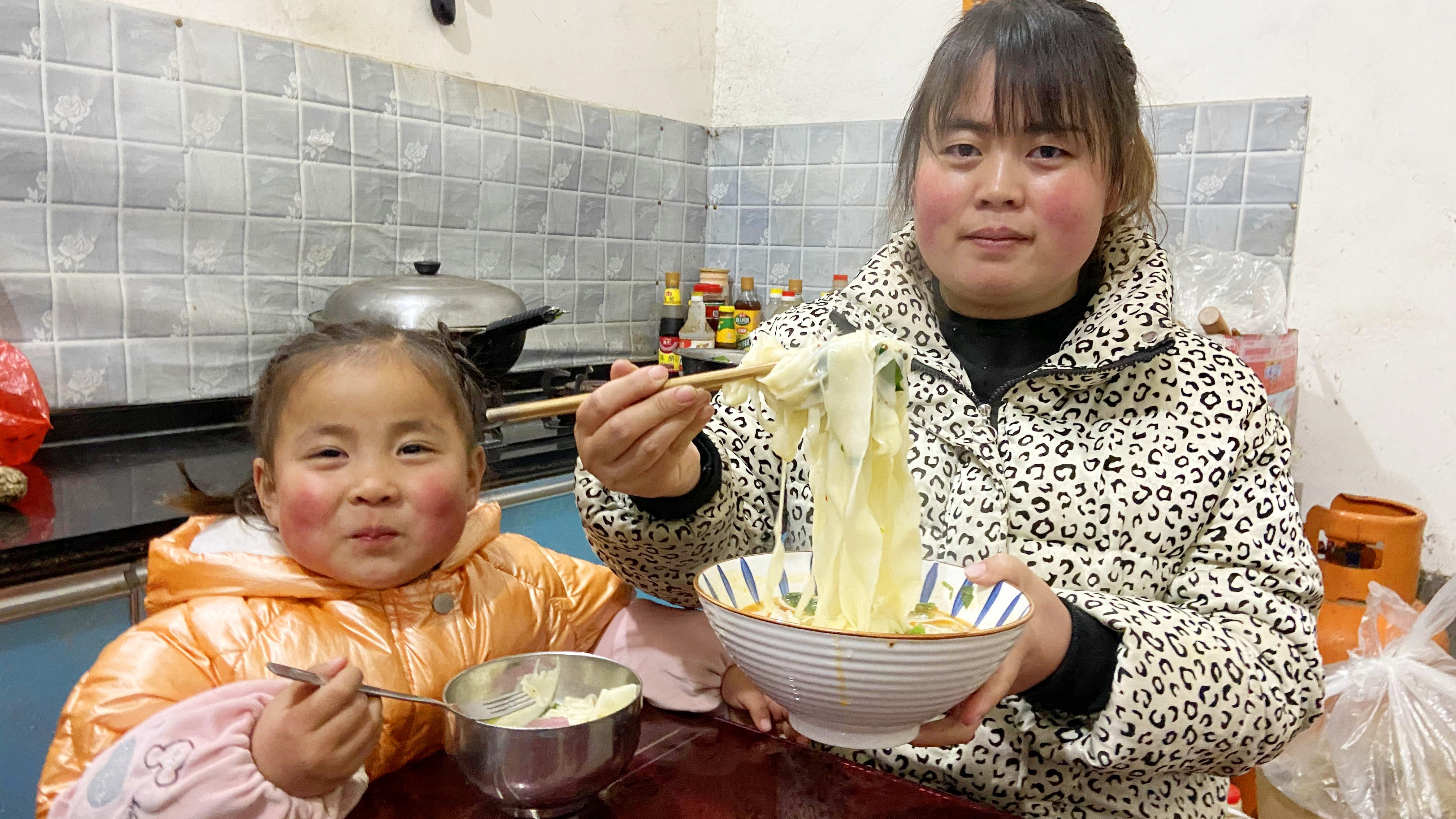 菜园菠菜长疯了,挖点做牛肉烩面,汤浓面筋,一人一大碗,香喷喷