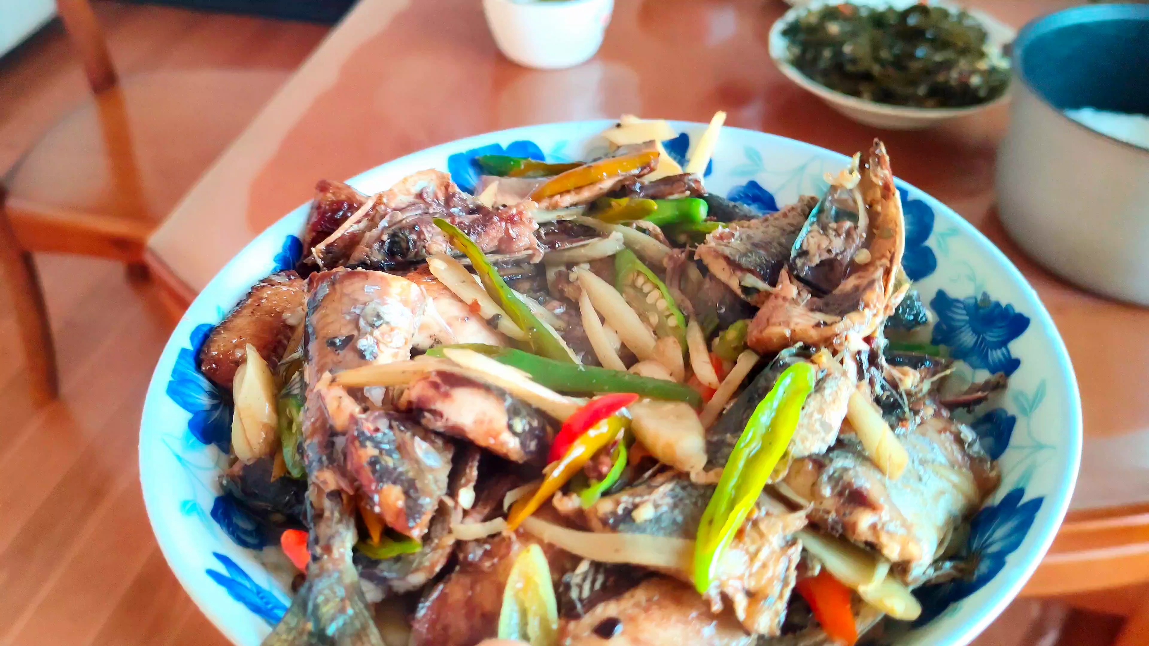 停好久没吃鱼了,今天花了十块钱买了条秋刀鱼,简单煎个秋刀鱼