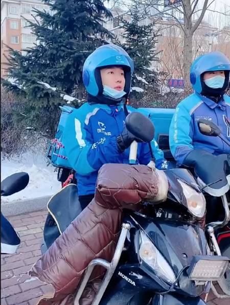 外卖小哥爱唱歌《听闻远方有你》演唱:大心-度小视