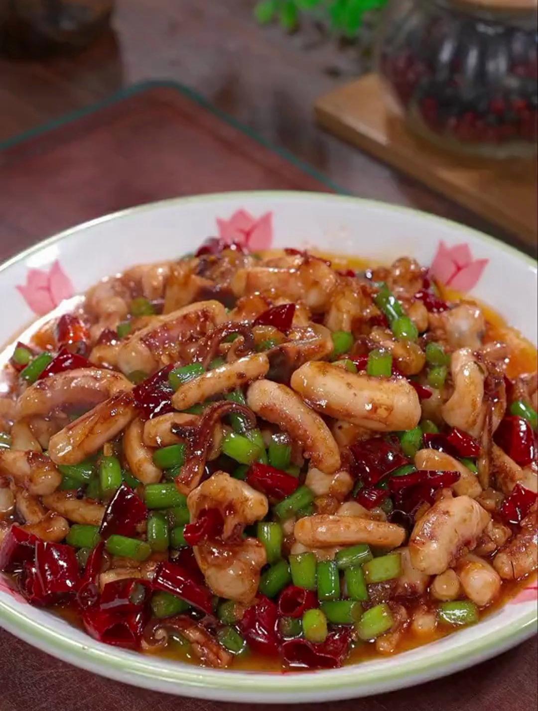 孜然鱿鱼这样做,味道比饭店的还好吃,香辣入味三碗米饭都不够吃