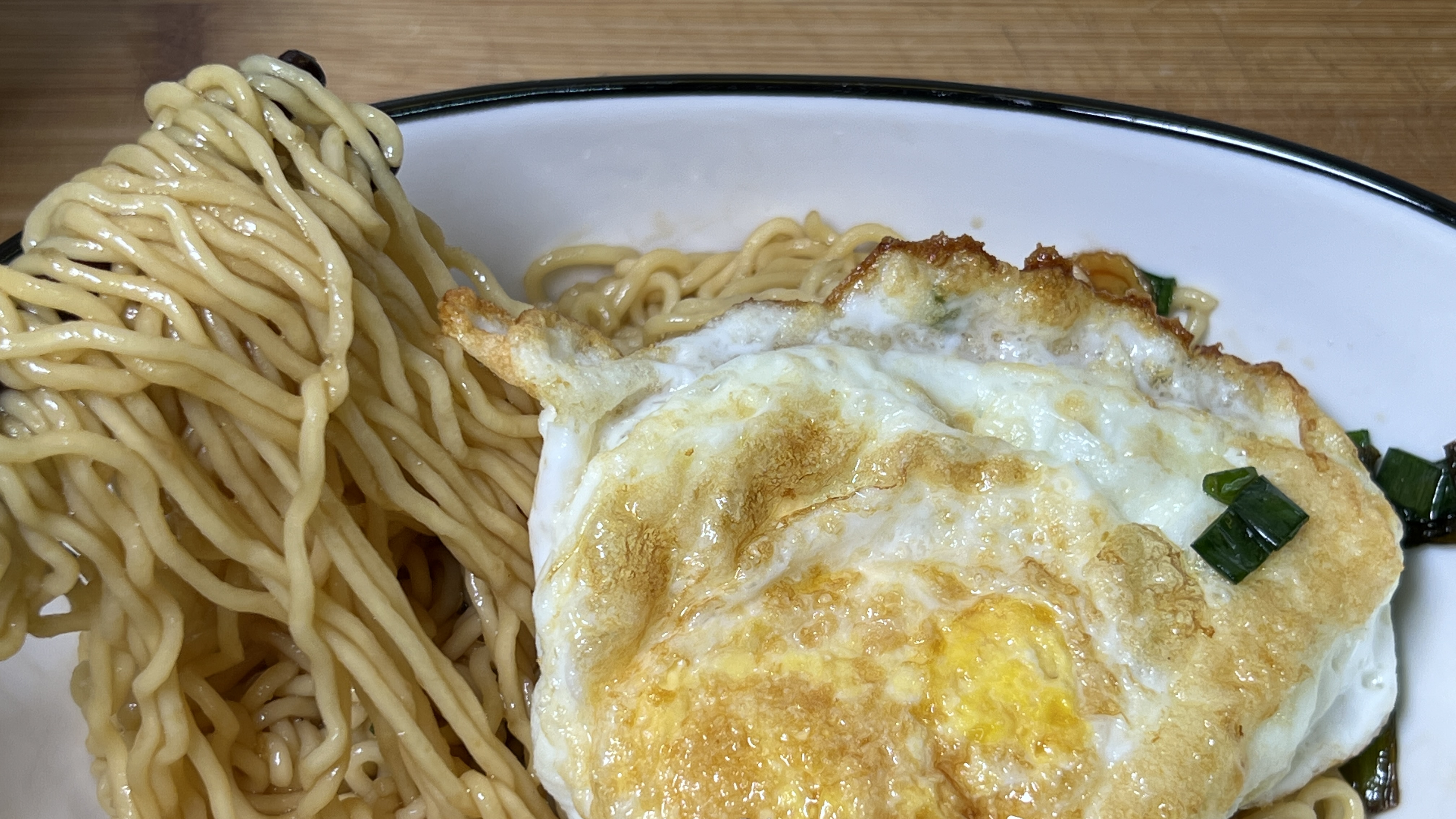 方便面别泡着吃了,煮一煮拌一拌,葱香浓郁,来个煎蛋,增加营养