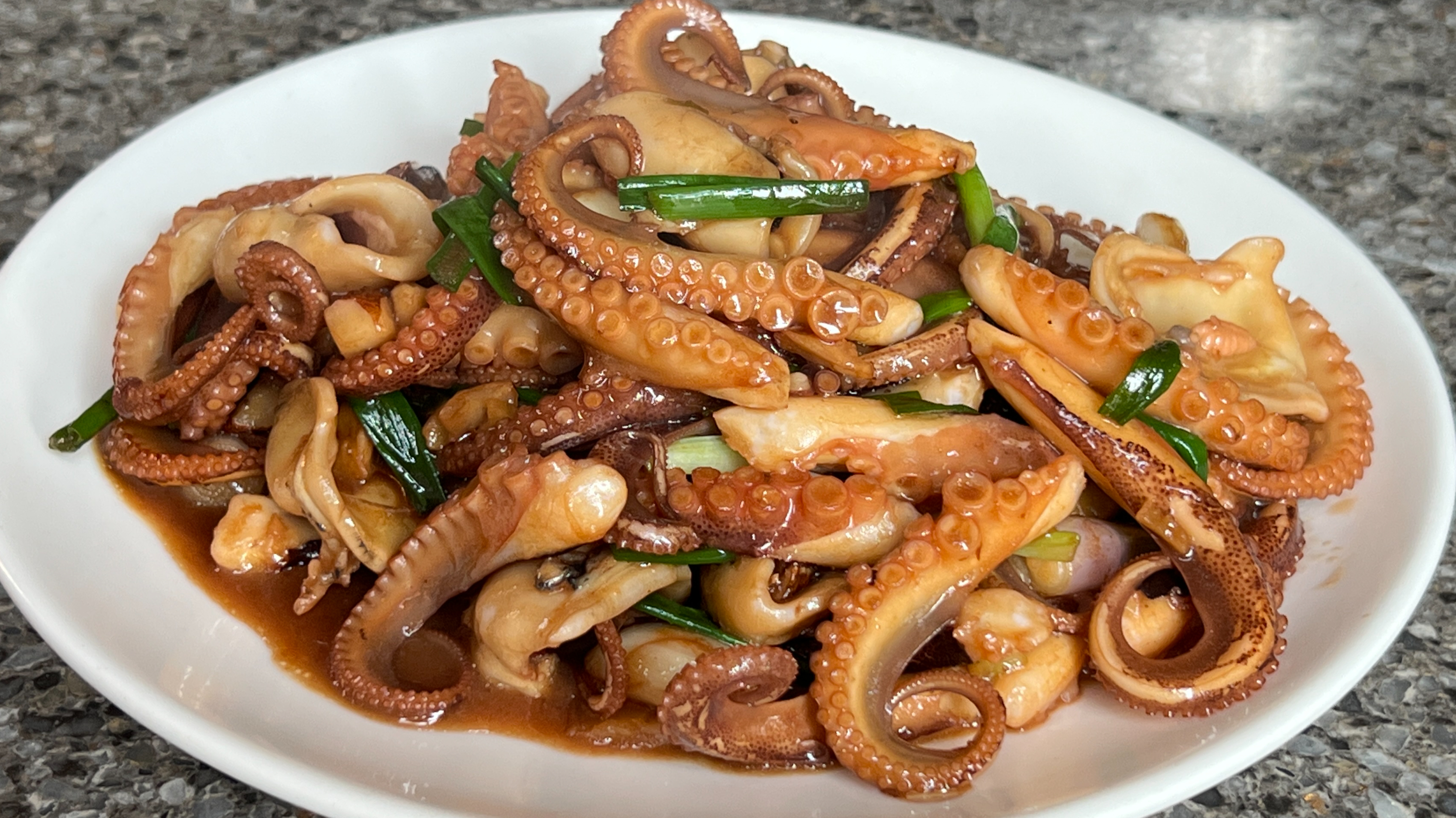 教你做个沙姜爆炒八爪鱼,全程大火,出锅脆嫩爽口,味道香甜