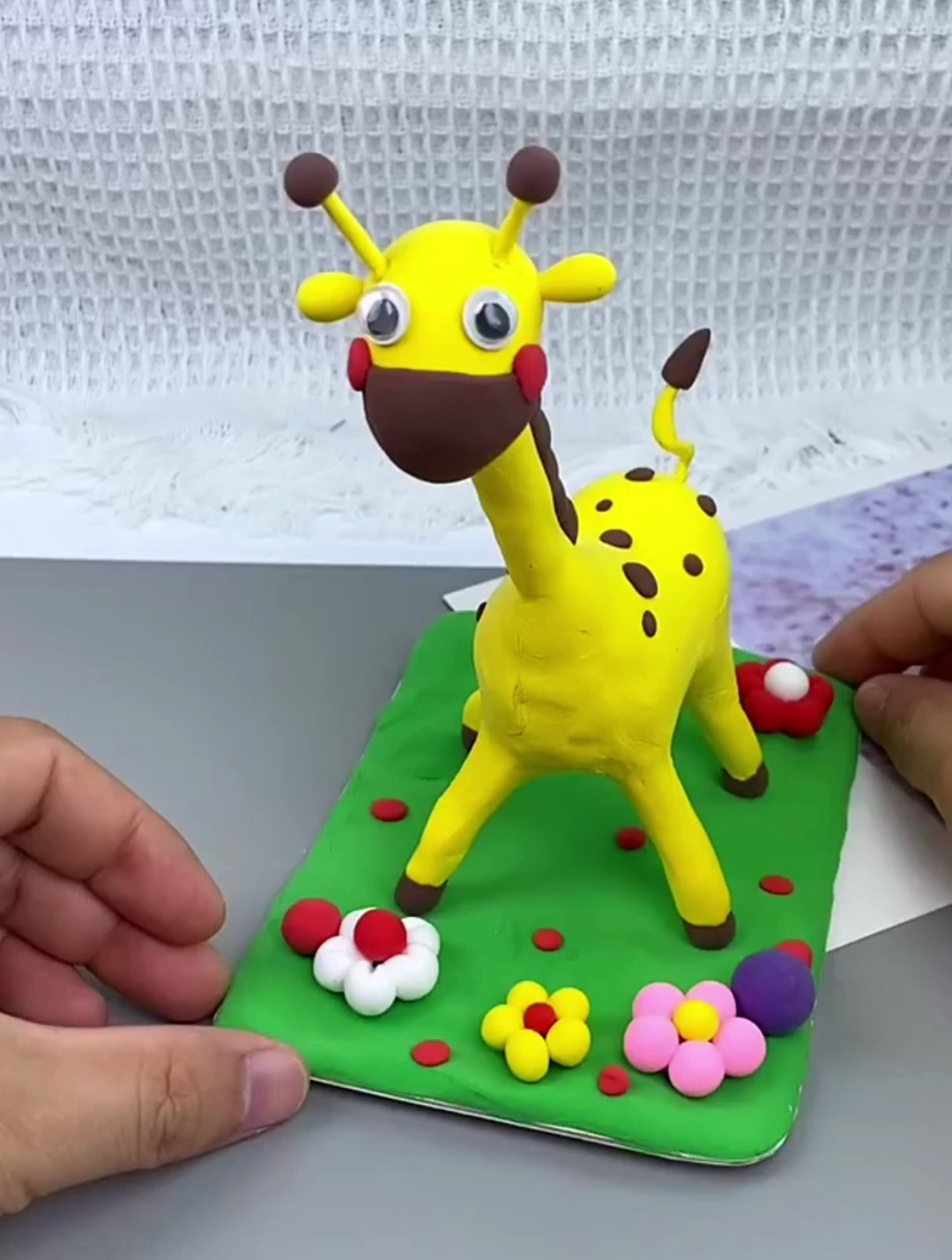 最近很火的长颈鹿超轻黏土手工教程来了!快和孩子一起制作吧!-度小视