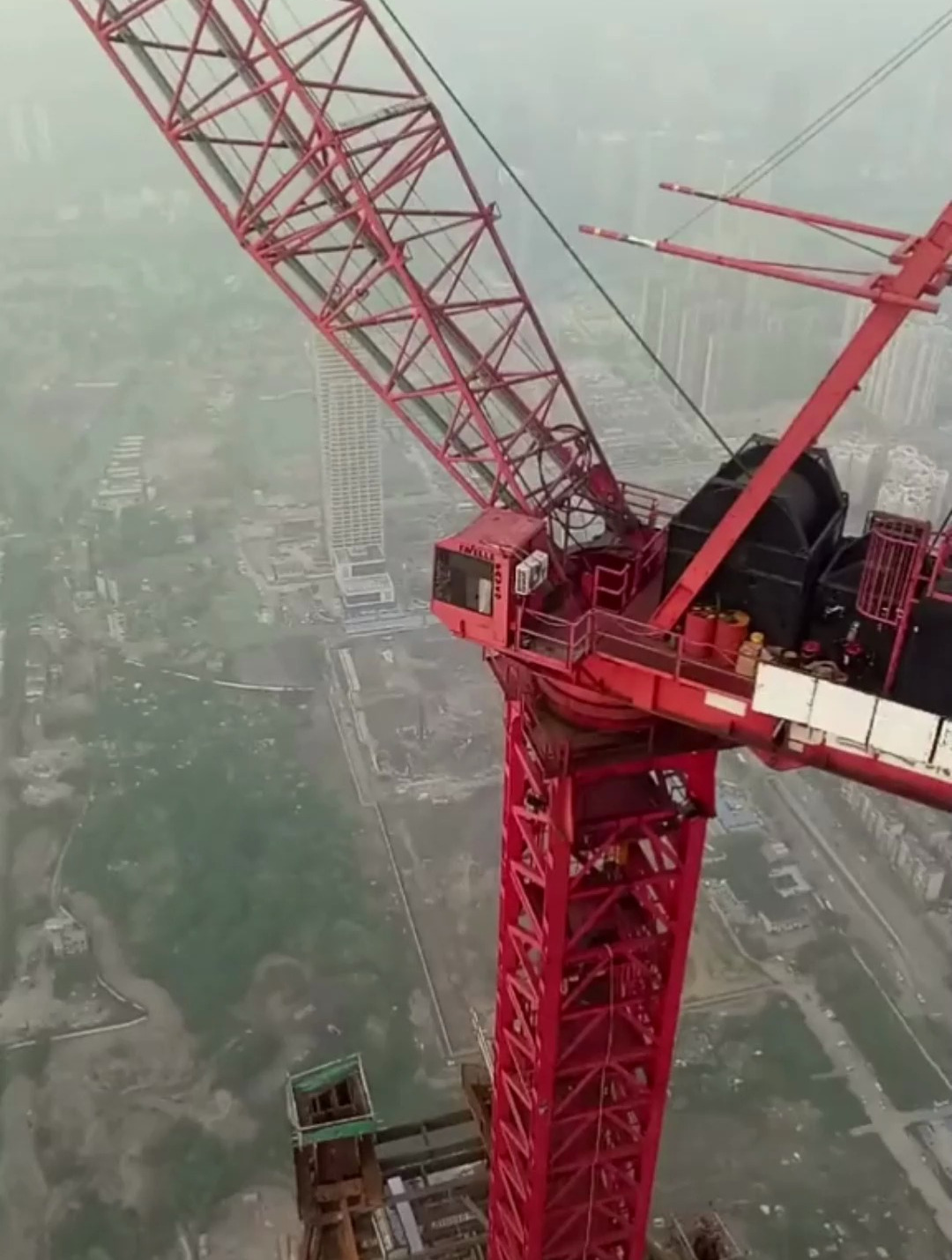 三百多米高空动臂式塔吊,这高度让人胆战心惊,看着都害怕-度小视