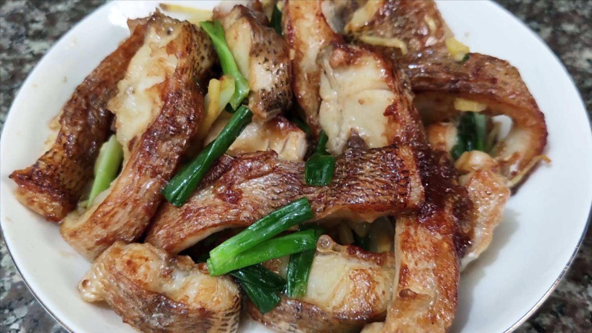 特别适合鲈鱼的家常做法,用料简单,香味十足,下酒下饭都不错