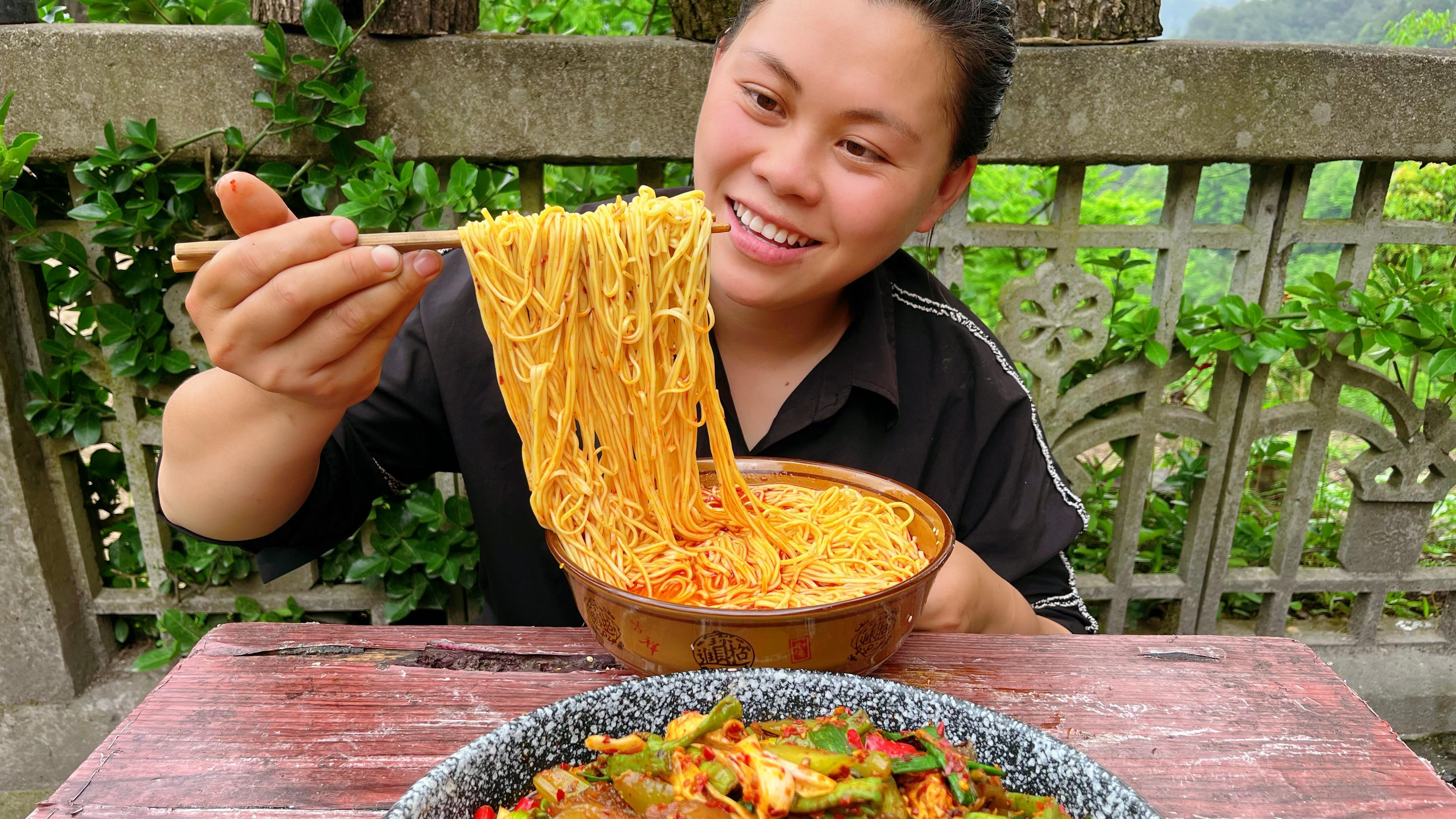 今天做个爆辣牛杂,配上面条和小米椒,有辣有嚼劲大口嗦面吃过瘾
