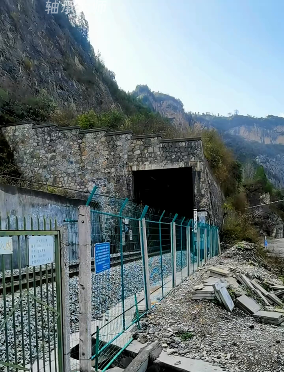 宝成铁路上的绿皮小火车,穿越火焰山下的隧道