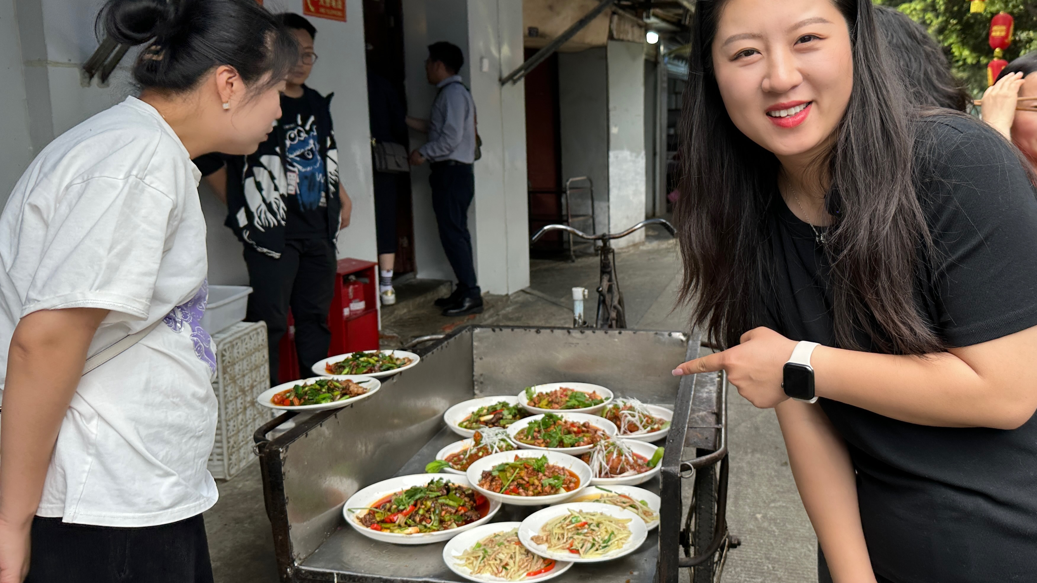 在成都小河边吃饭，店家做啥你选啥，不用菜单上菜用三轮