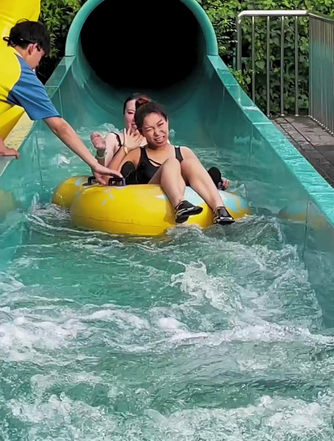 美女来水上乐园玩滑梯,这表情好狰狞啊