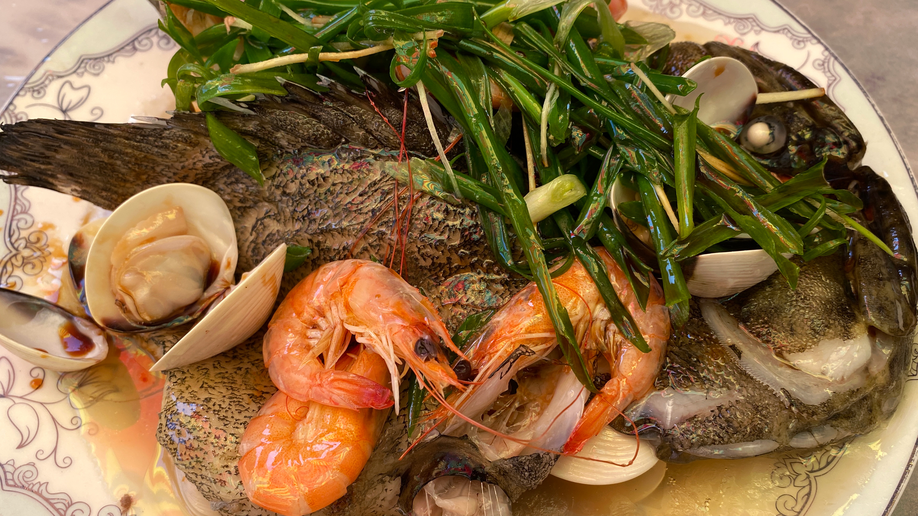 清蒸鱼这样做才好吃，不但味道鲜香，就连汤汁都没有腥味