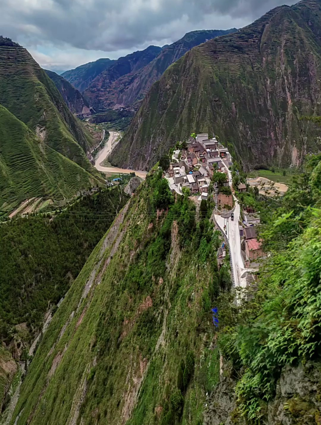 最"特殊"的悬崖村,甘肃礼县朱雀堡村,该村三面悬崖陡峭而险峻-度小视