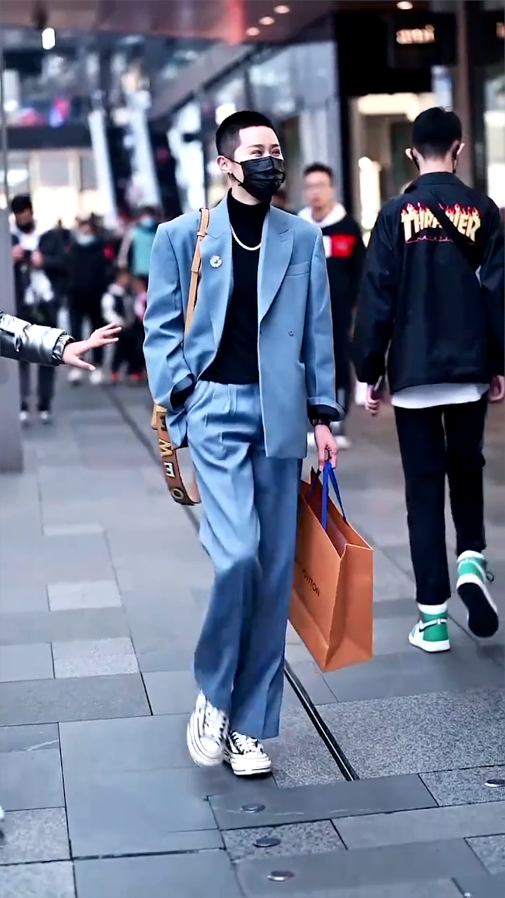 成都太古里街拍:西服穿搭的玉总,舒服而潇洒!