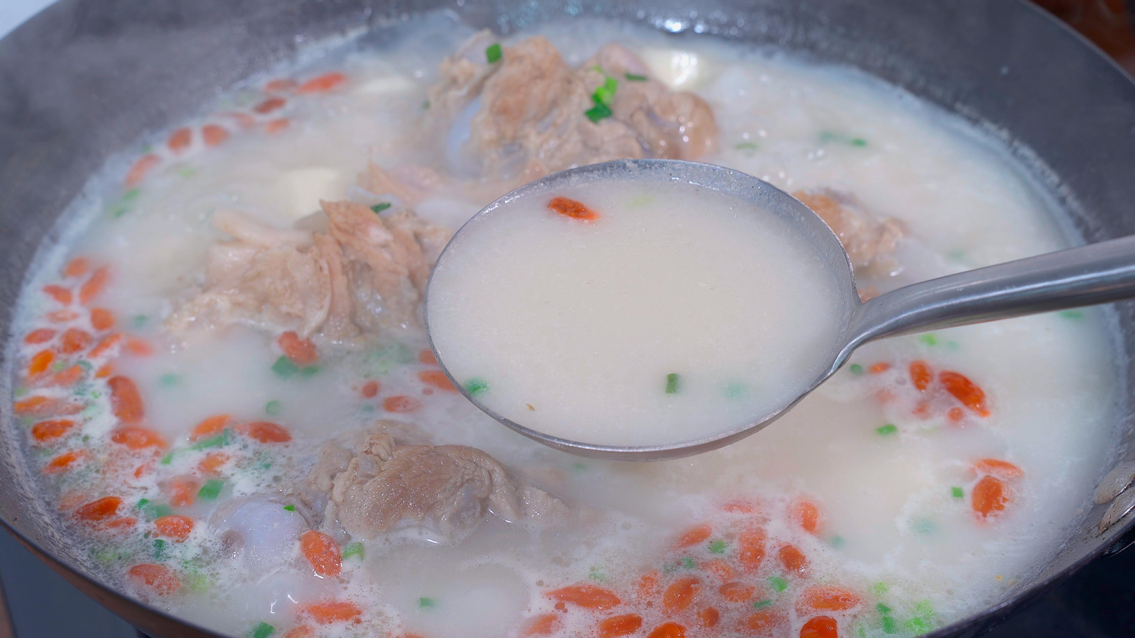 炖大骨头汤时，牢记两放三不放的秘诀，出锅汤浓肉香，营养又美味