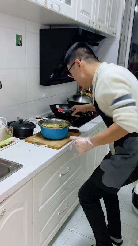 嫁了位爱做饭的老公,厨房的这幕,咱也不敢说,咱也不敢管!-度小视