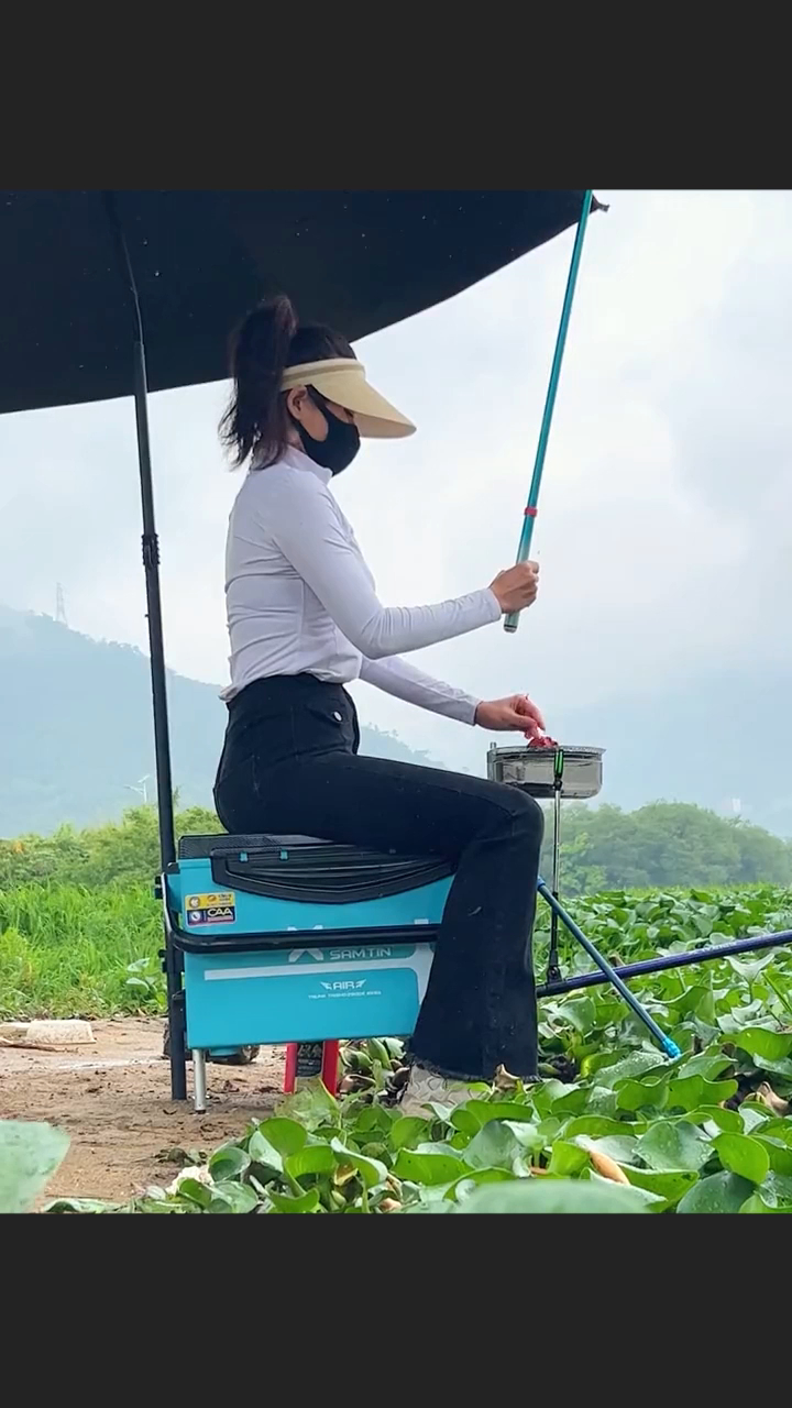 即使下着雨,也阻挡不了女钓友钓鱼的初衷!