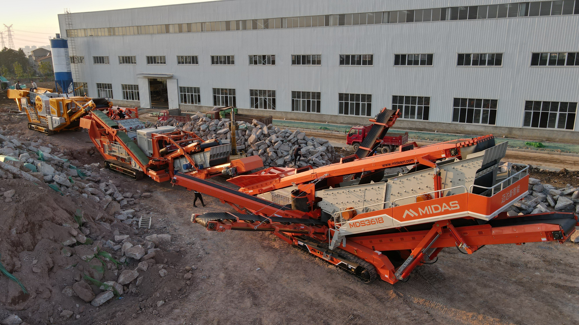 履带移动筛分站是破碎生产线必不可少的设备,怎么定制更合适?