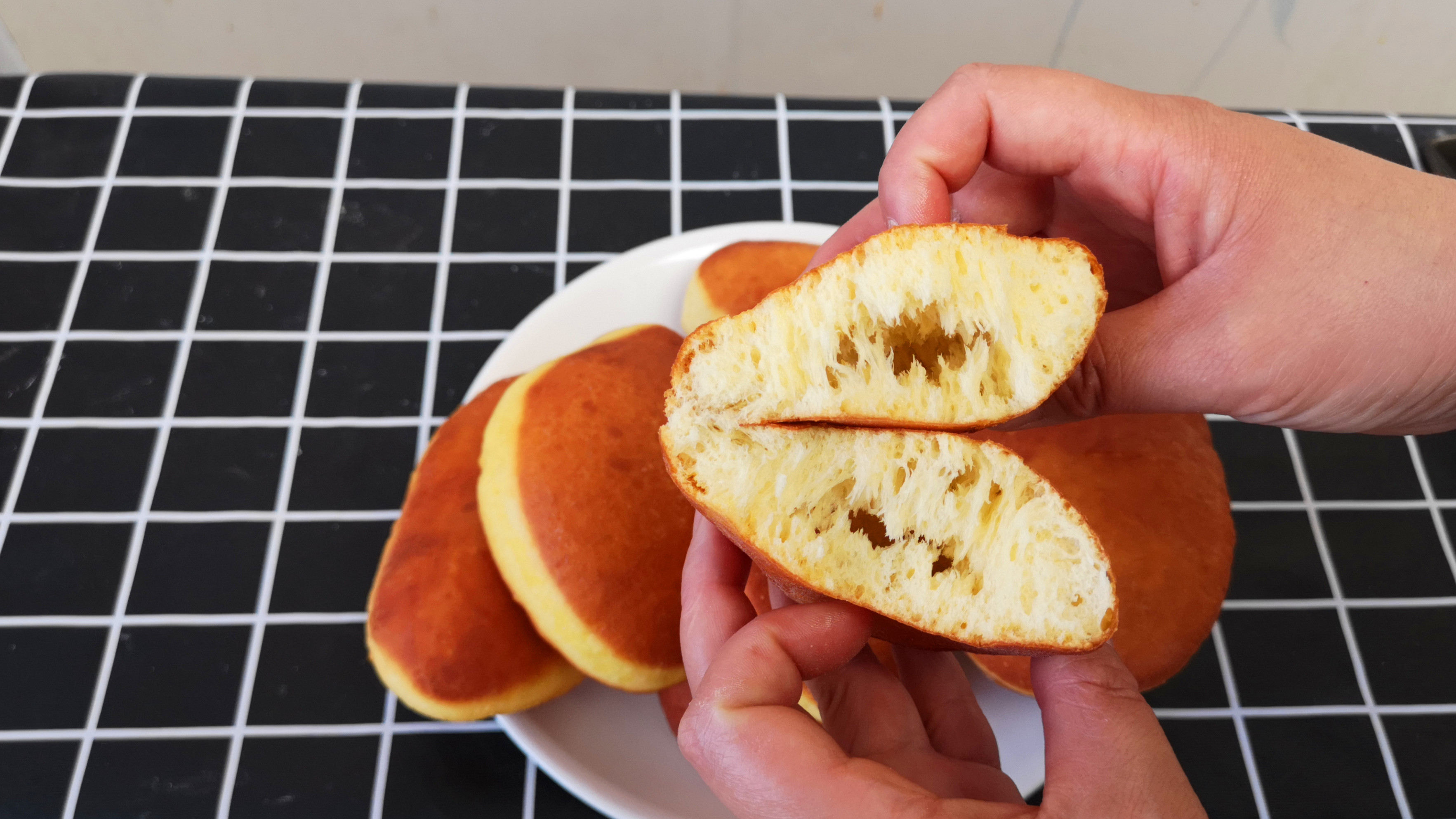 家庭版小面包,一揉一擀就搞定,没有复杂的步骤,蓬松暄软,真棒