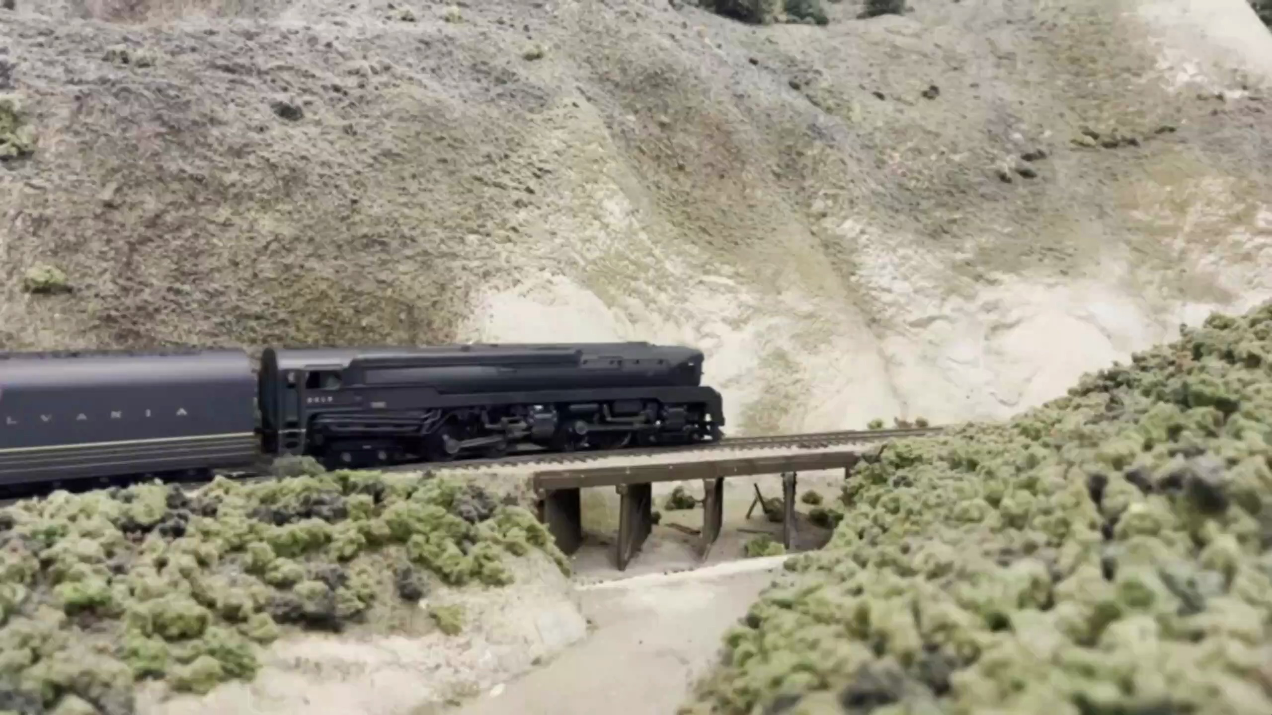 宾夕法尼亚T-1蒸汽机车穿越在山区的轨道上