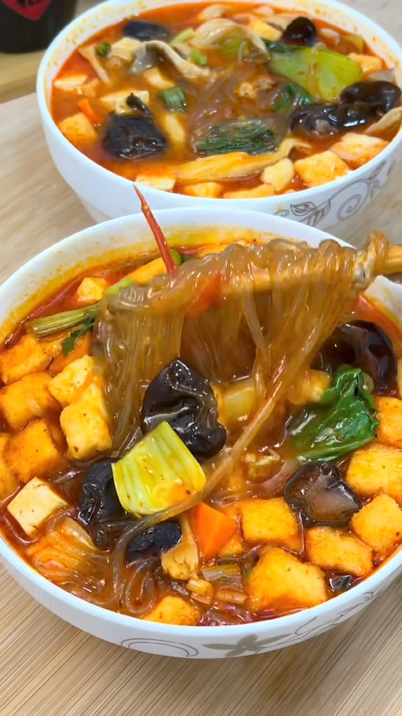 陕西美食素煮馍,最近特别想吃这口,汤香馍筋配菜丰富-度小视