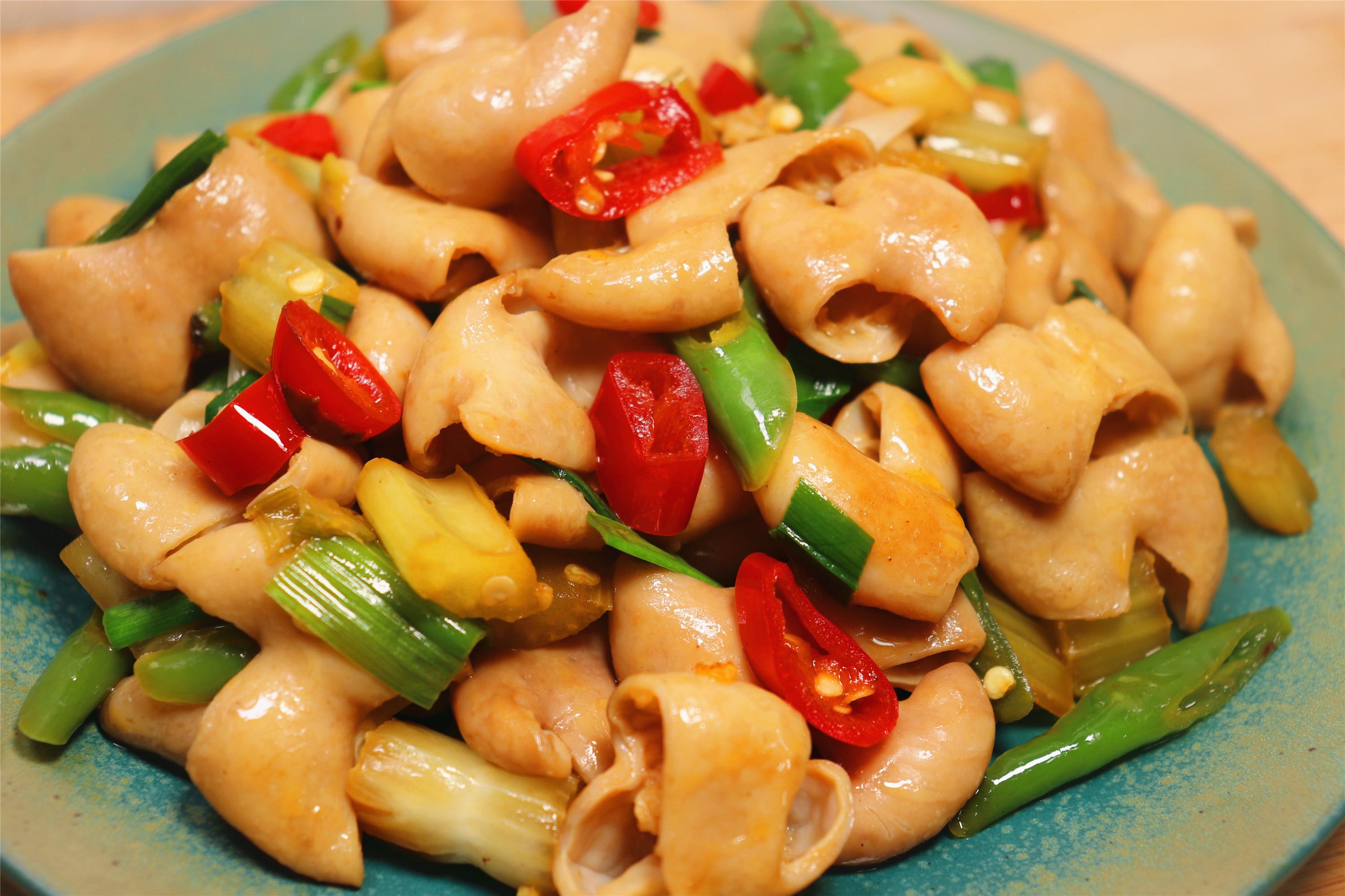 这才是爆炒肥肠的正确做法,出锅又脆又嫩,入味好吃一点也不老