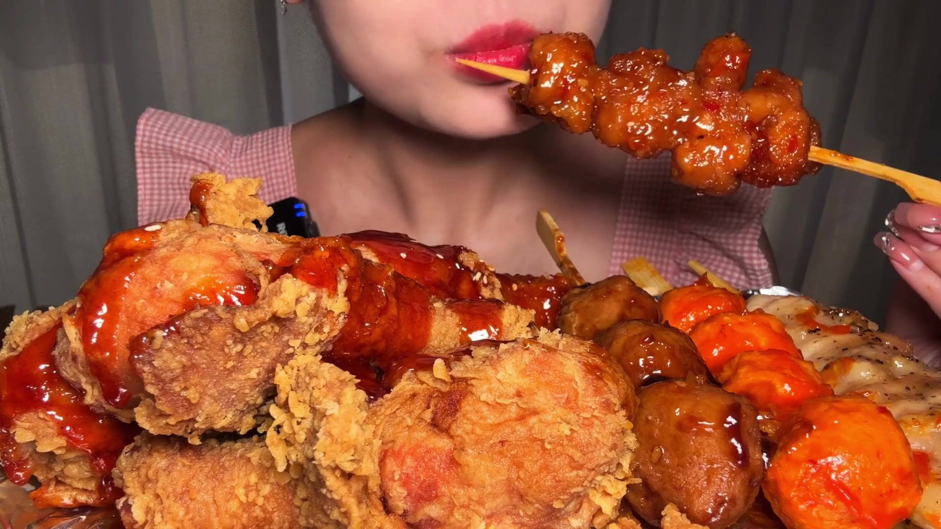 炸鸡搭配便利店串串,这次全点的炸鸡腿,这样吃可太过瘾啦