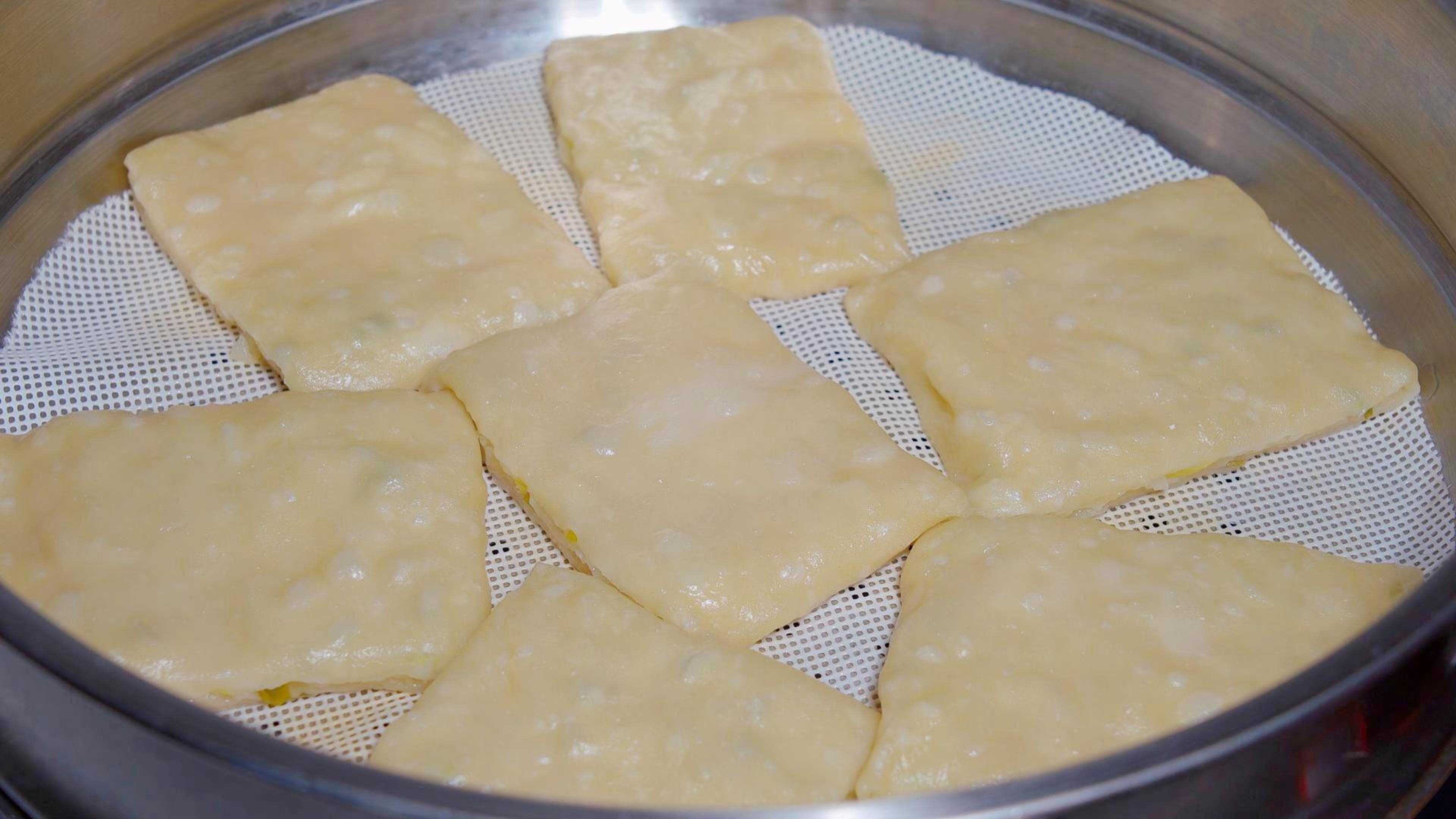 千层死面饼子,不用发面不醒面,柔软又劲道,搭配鸡蛋蒜真好吃