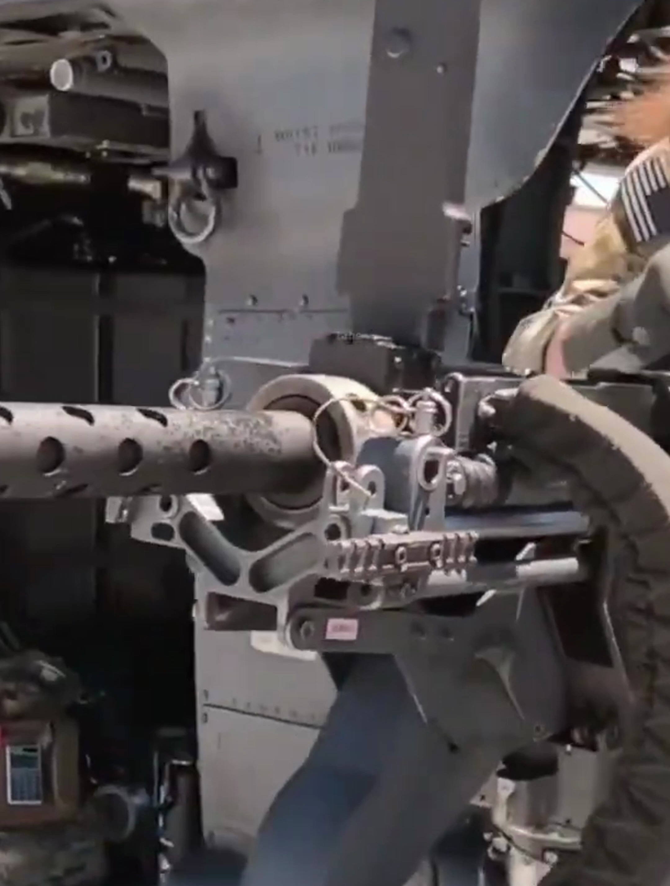 gau-18舱门机枪,持续输出火力,弹夹箱可存放600发子弹