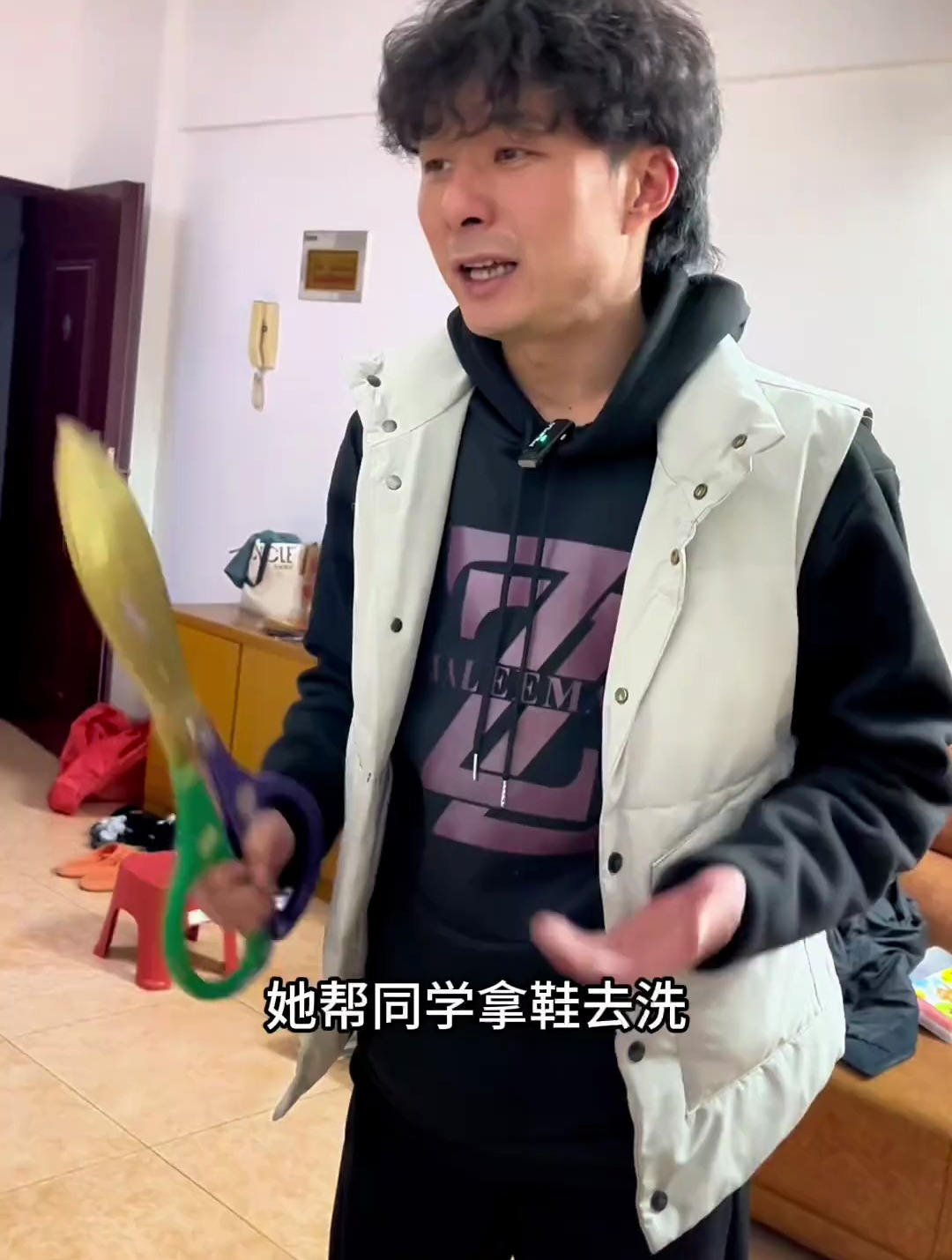 小妹是怎么回事?出来后就替菲菲说好话