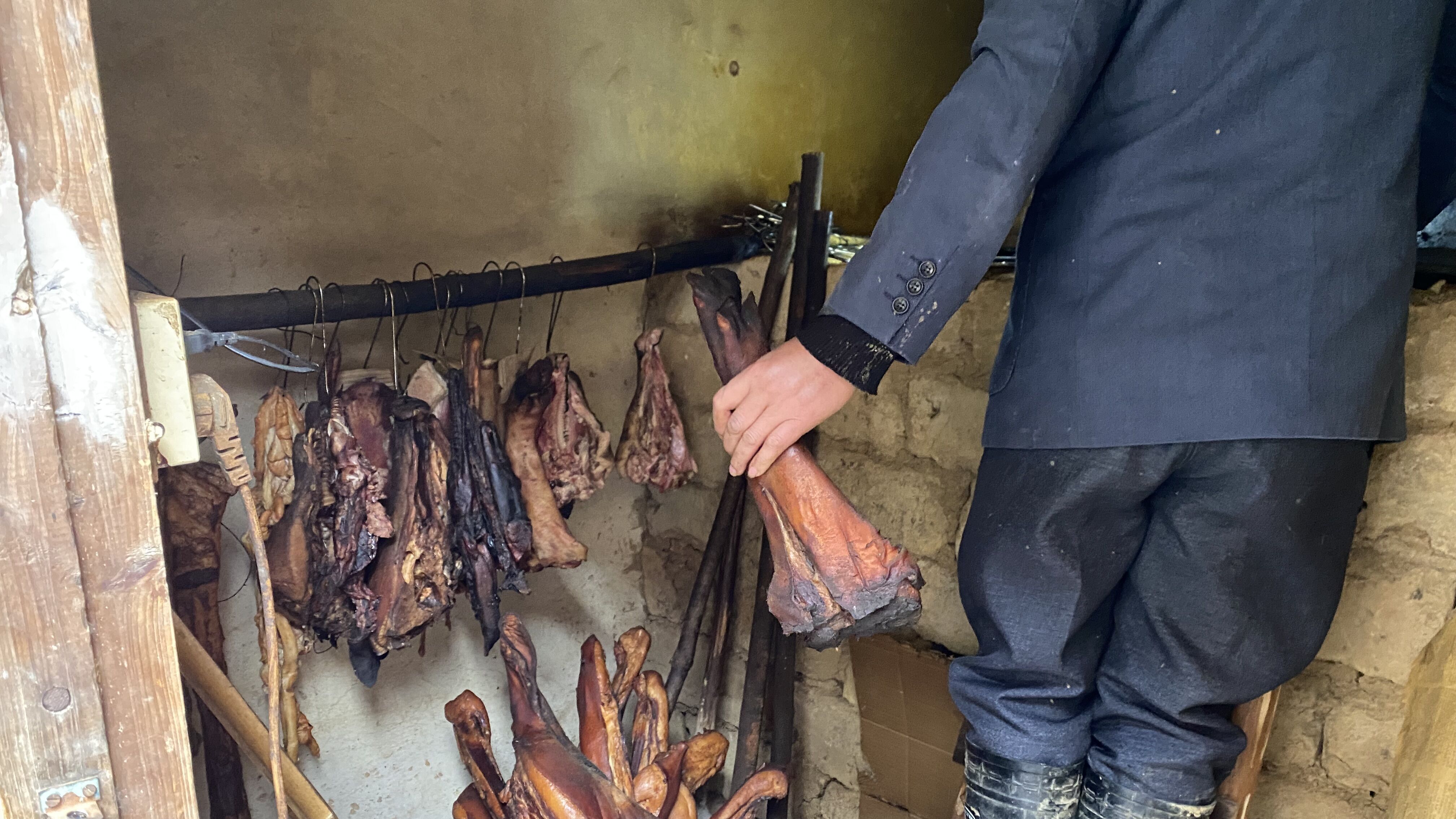 500元帮朋友熏了200斤猪肉做腊肉,熏肉率达到了七成!