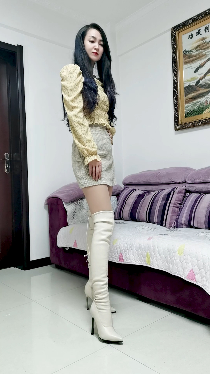 过膝长筒靴,搭配短裙更显腿长,冬季穿搭时尚风