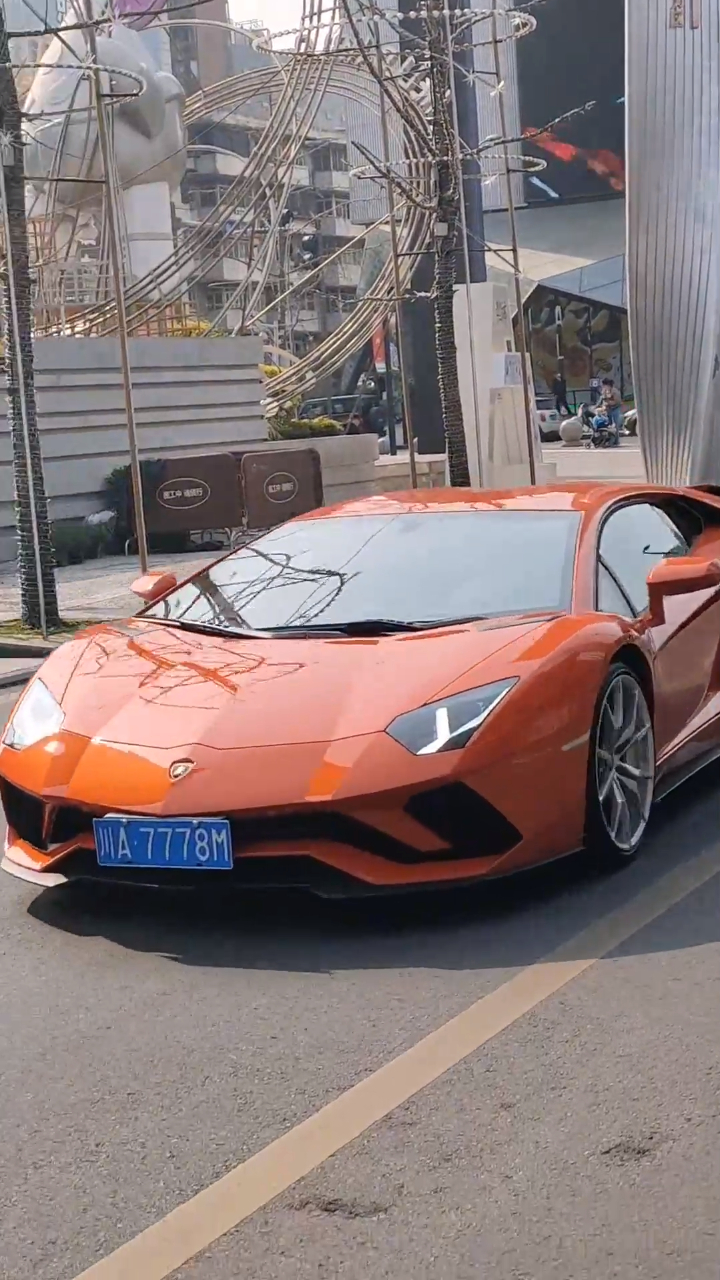 兰博基尼霸气炸街,这就是豪车的魅力,怪不得美女都喜欢副驾驶