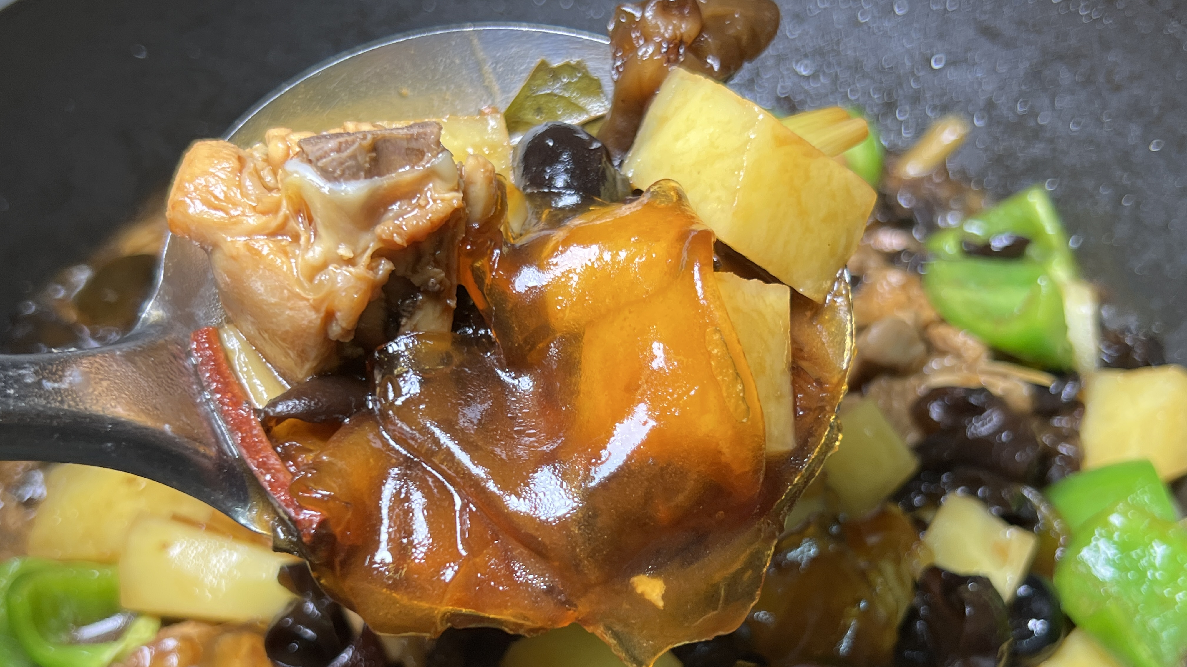 北方受欢迎的土豆熬菜来啦,有鸡腿,木耳,粉皮,土豆,还有青椒