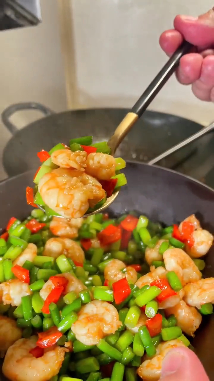 超级好吃的蒜苔炒虾仁做法简单虾仁鲜嫩蒜苔鲜美真的太好