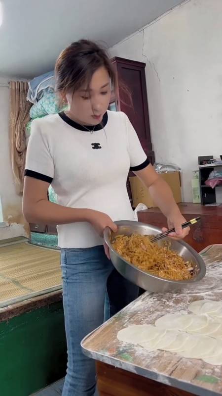 花重金娶的东北媳妇,下班回家看到这幕,别提多幸福了!