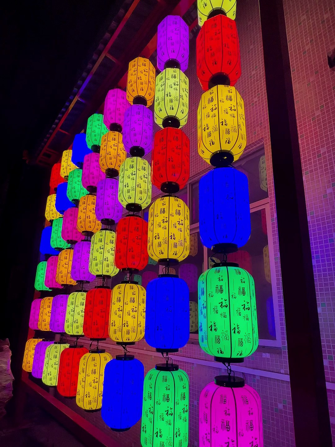 流光溢彩满目惊艳!不夜城文旅灯笼墙定制景区特色装饰防水pe灯笼