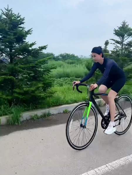 美女身穿黑色骑行装让人不禁为之倾倒
