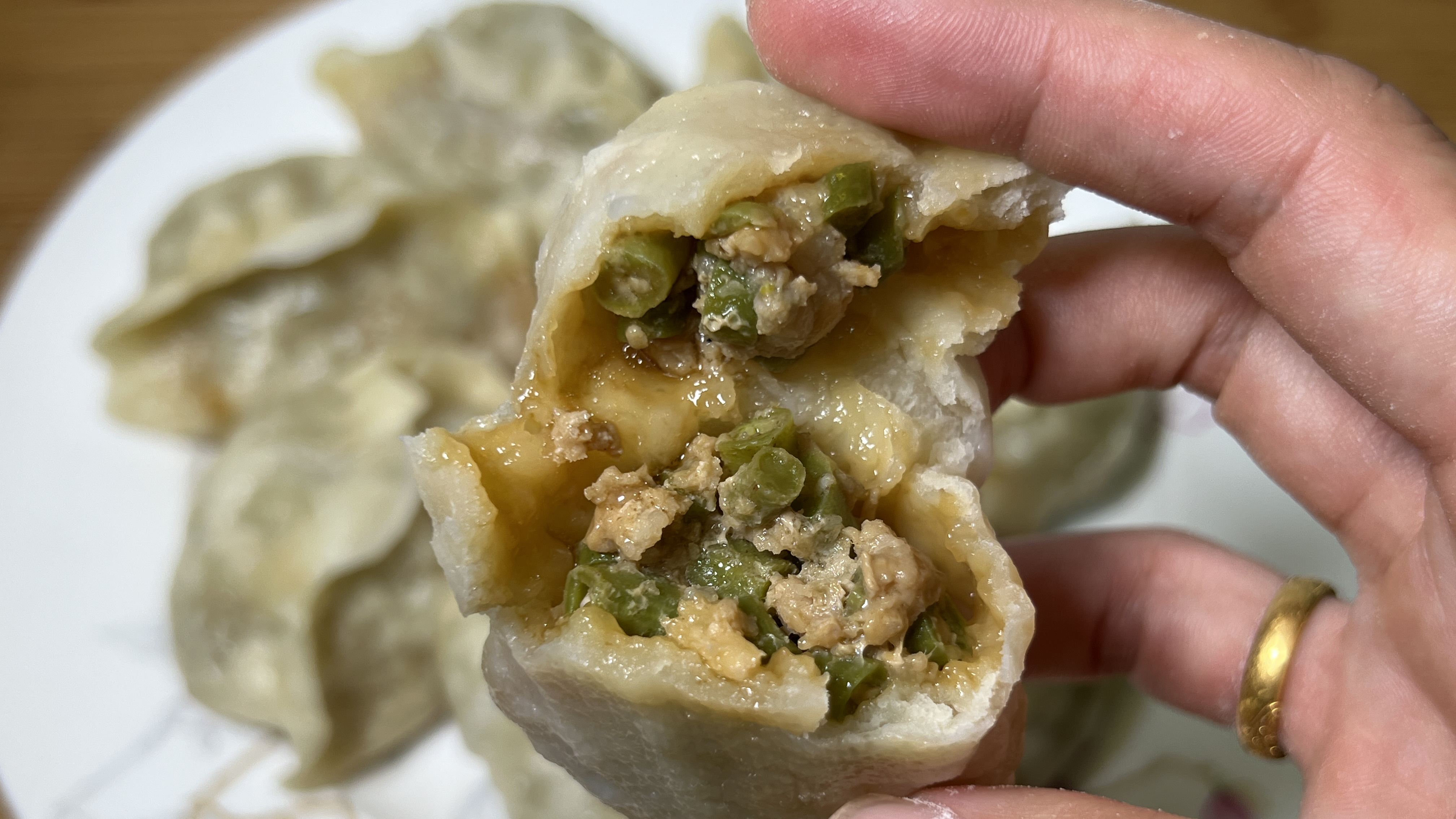 豆角猪肉馅包子好吃极了,馅料鲜美,形状像元宝一样,简单又好做