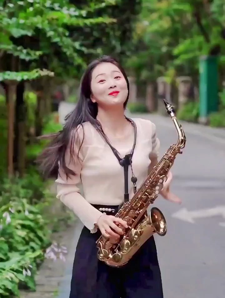《等你等了那么久》春晓萨克斯演奏 以歌会友 街拍美女
