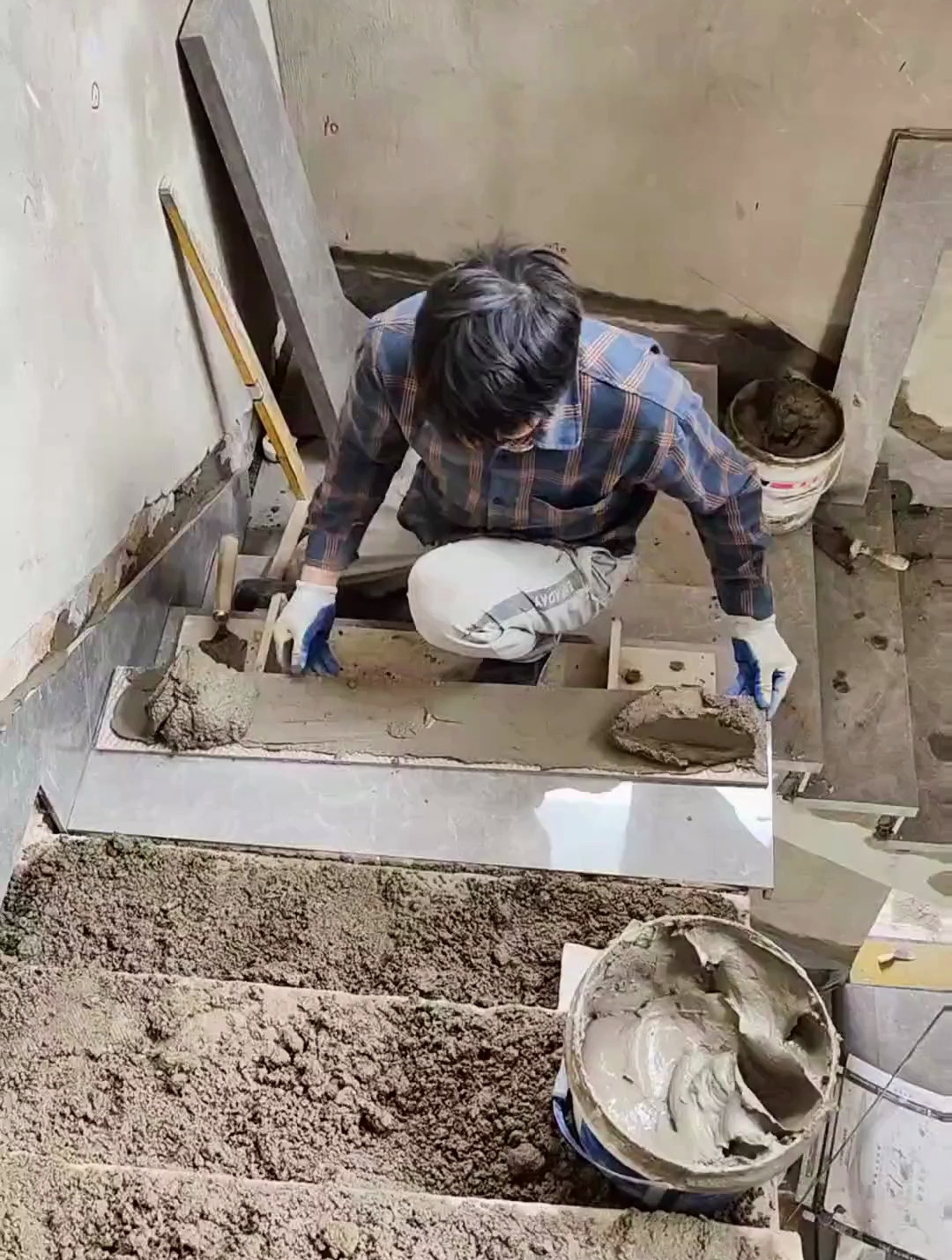 施工现场实拍,家装装修,楼梯连体三角板的切割与计算