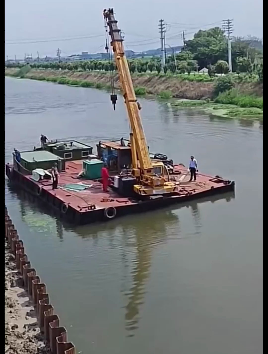 这才是最牛的操作,吊车居然在水上施工,也是大胆-度小视