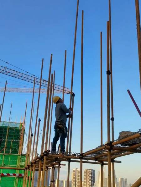 没文化靠力气挣钱不丢人外架工施工现场实拍致敬农民工