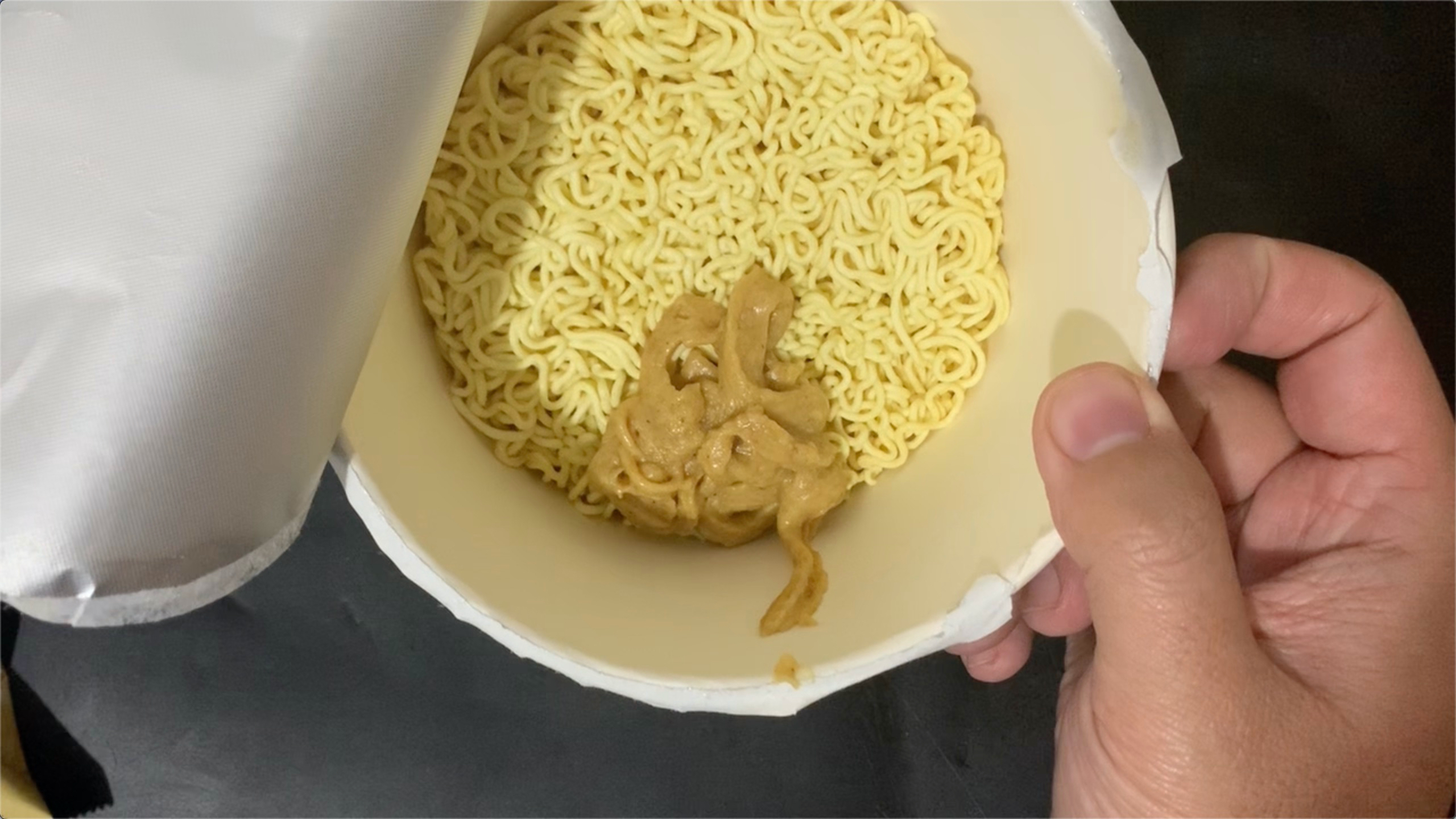 泡面挤酱包,今天才知道要这么挤,每天学1招!