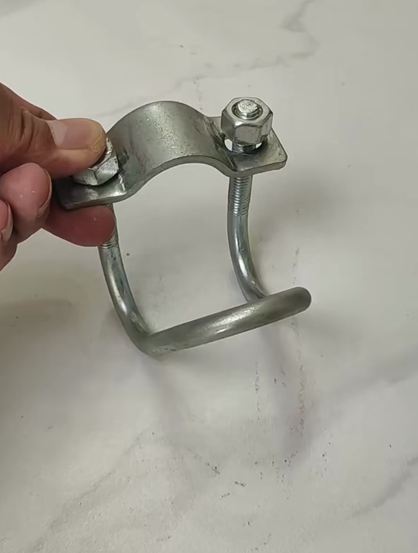 这是一个u型钢管卡扣,搭架子搭棚子方便又实用