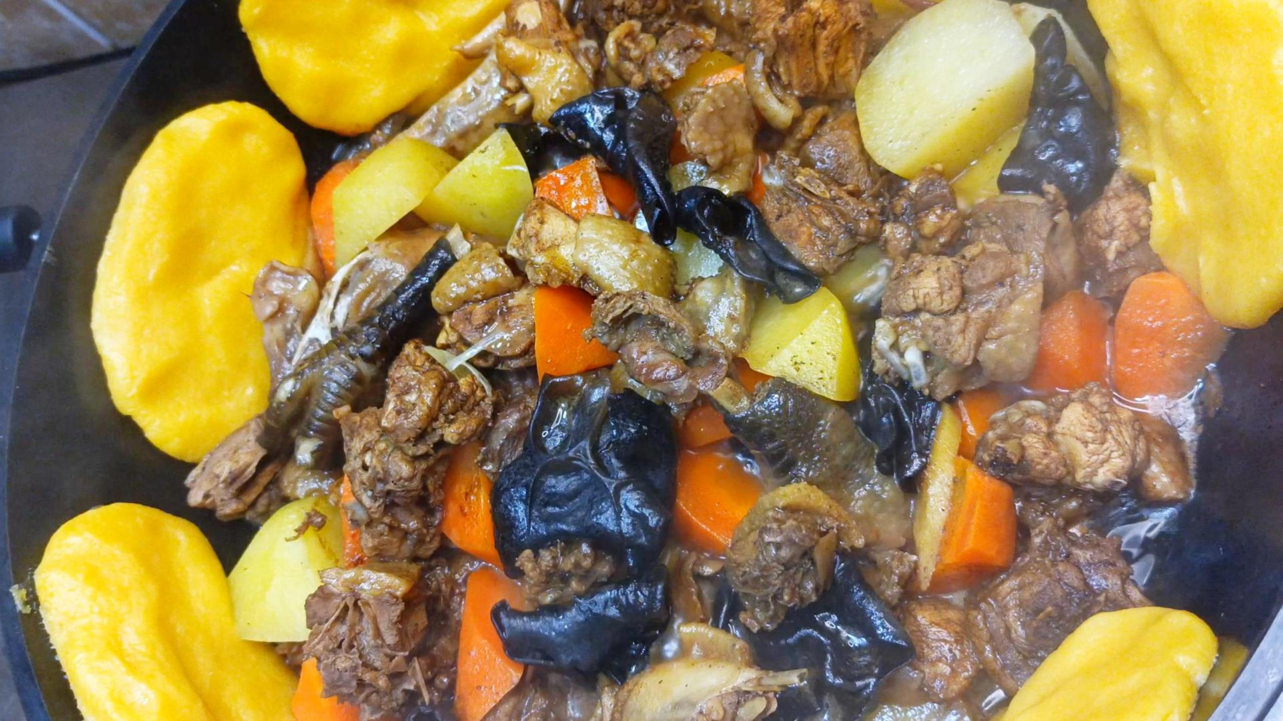 不用去饭店在家就能做的地锅鸡贴玉米饼,一顿饭一锅出,太省事了