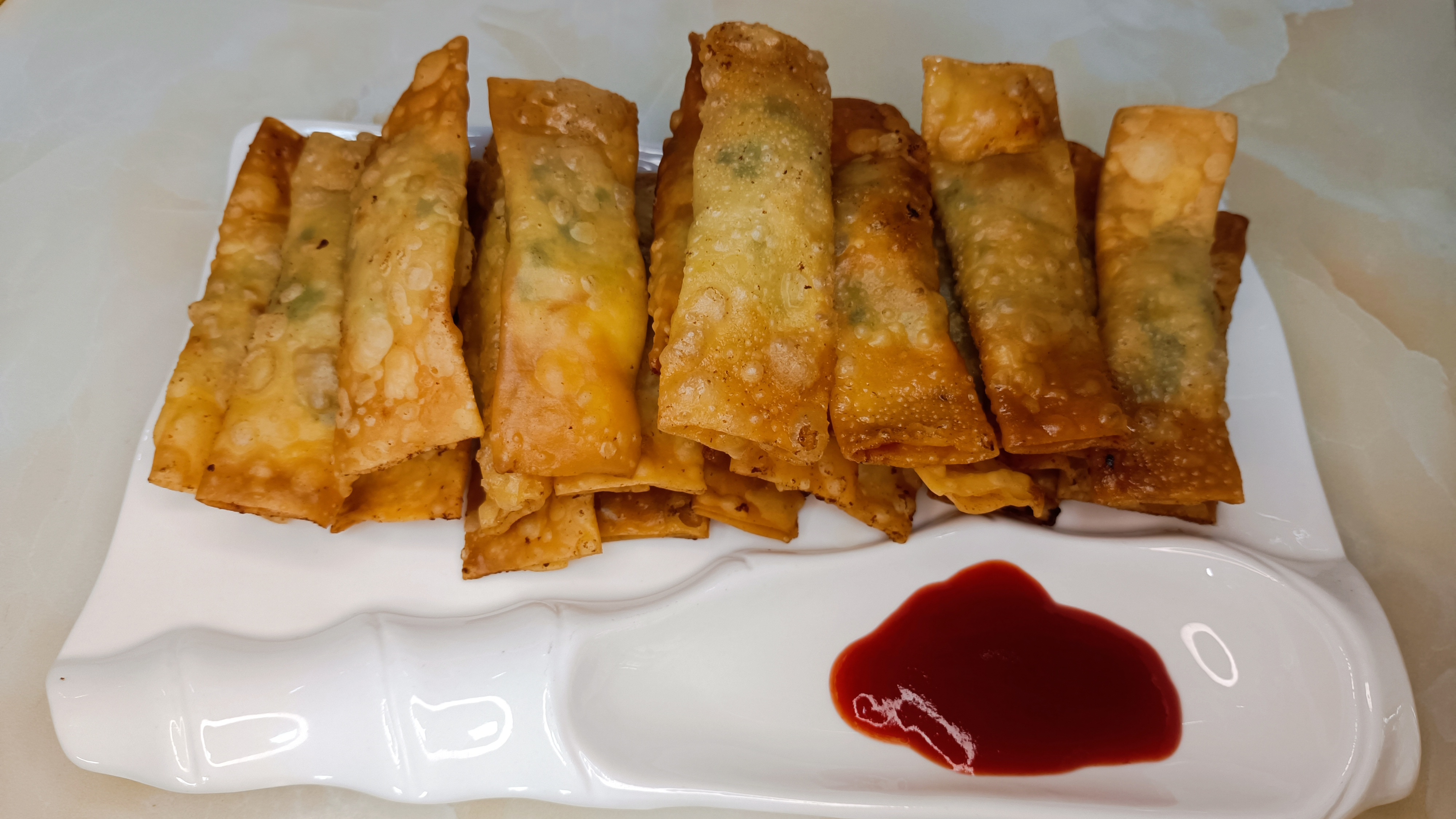 云吞皮往锅里一丢,就变成一道好吃解馋的春卷