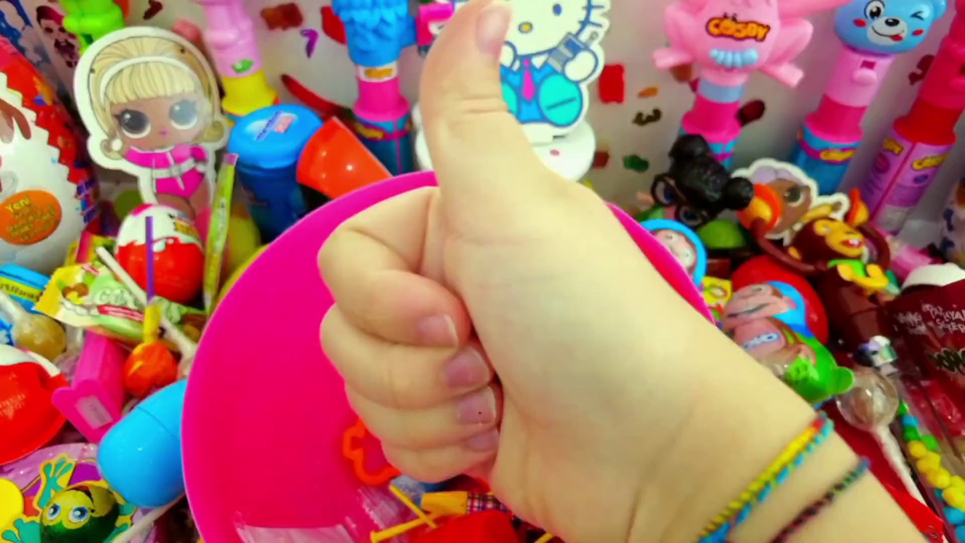 姐姐开奇趣蛋,发现美味的棒棒糖
