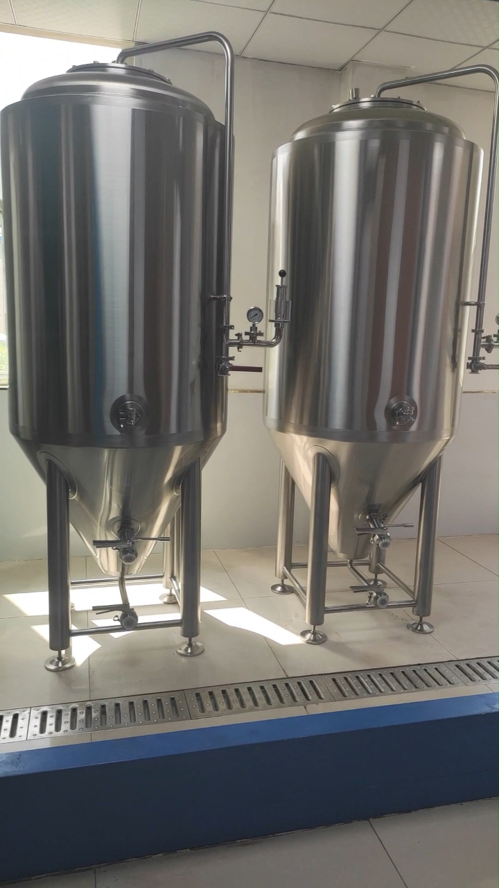 工厂实拍精酿啤酒发酵罐,赫尔曼优质精酿啤酒设备制造商