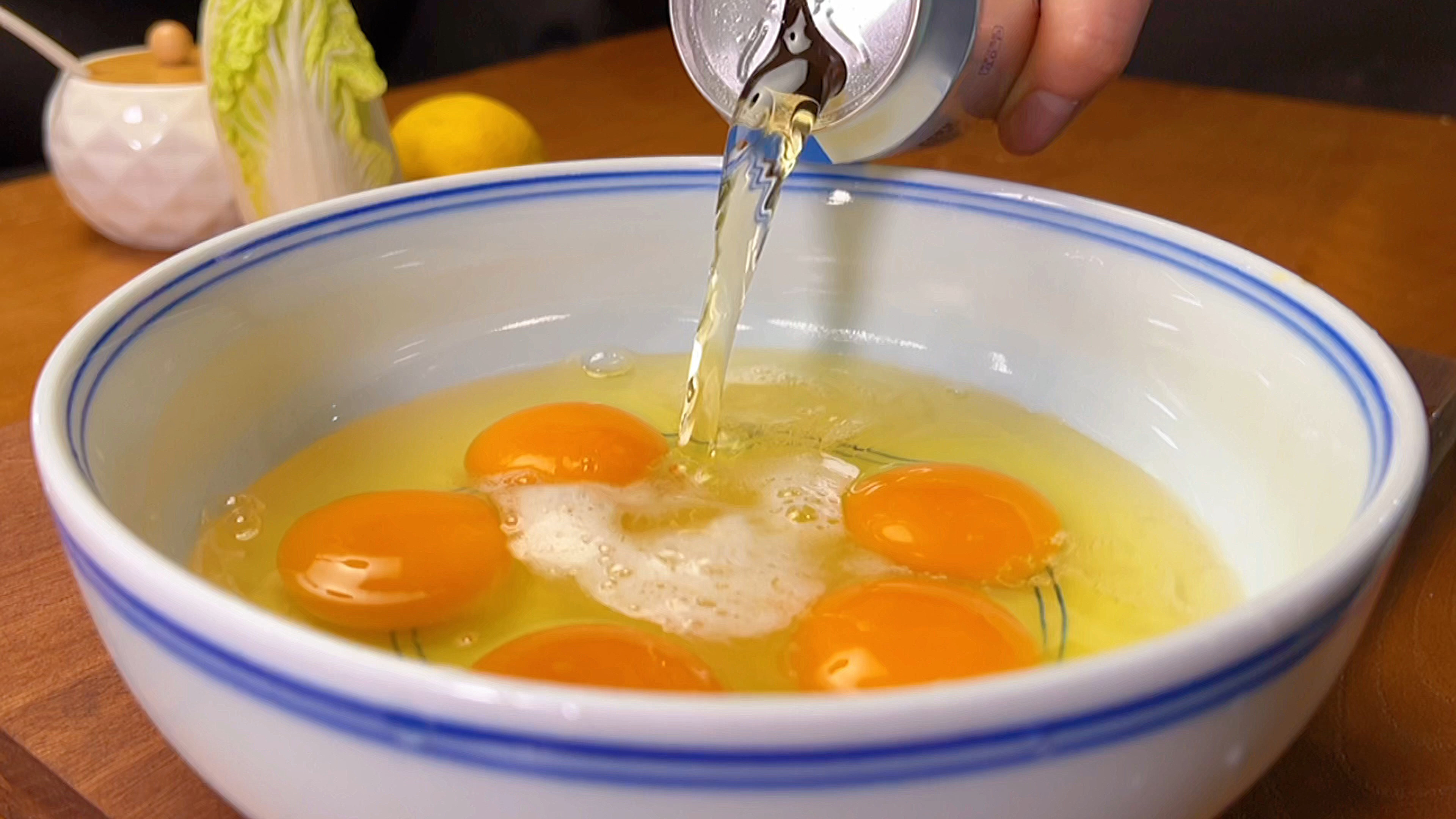 把啤酒倒入鸡蛋里,出锅真的好吃,头次见这做法,真是高手在民间