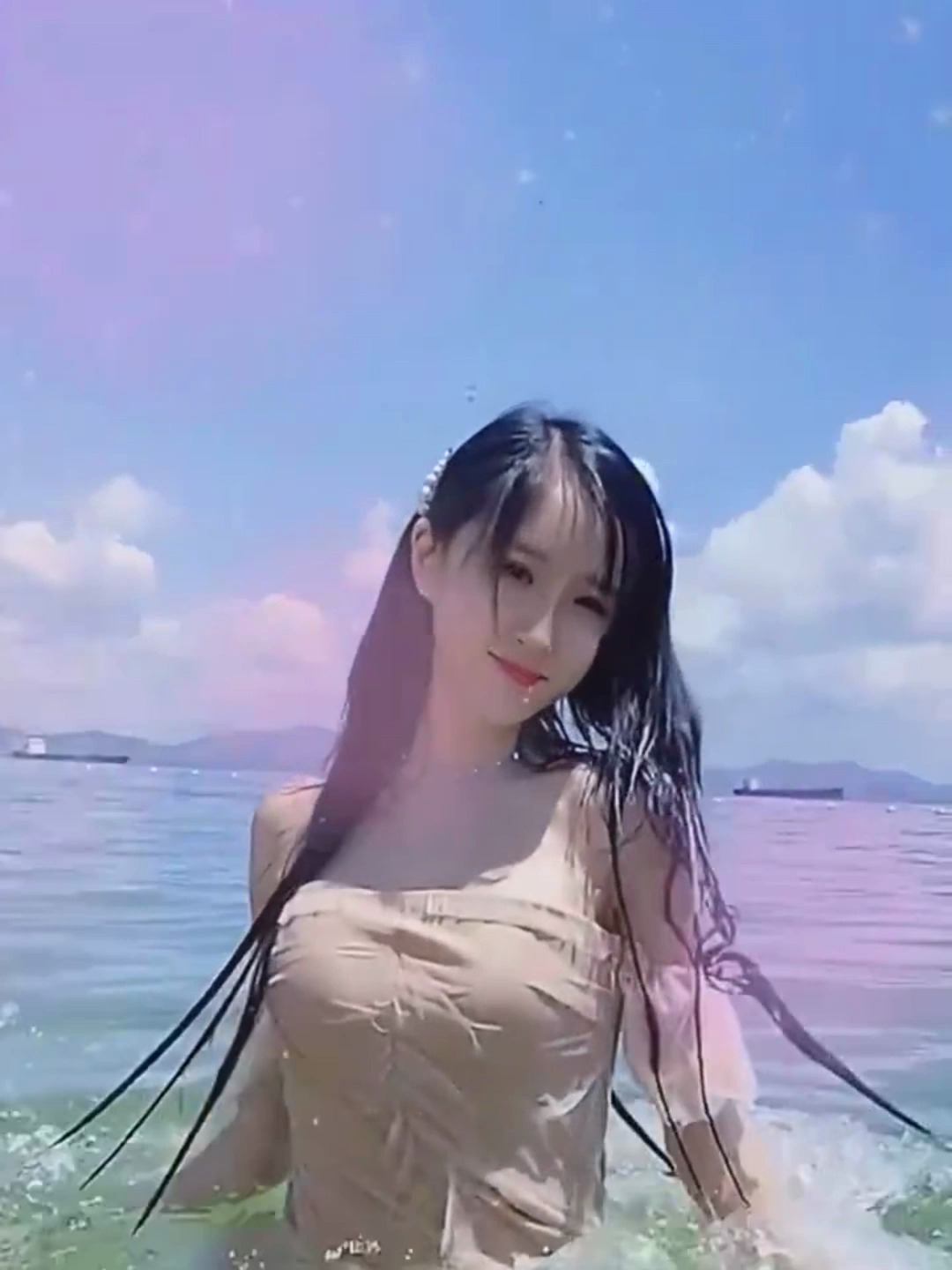 街拍泳装小姐姐,精致的五官,看得我都入迷了