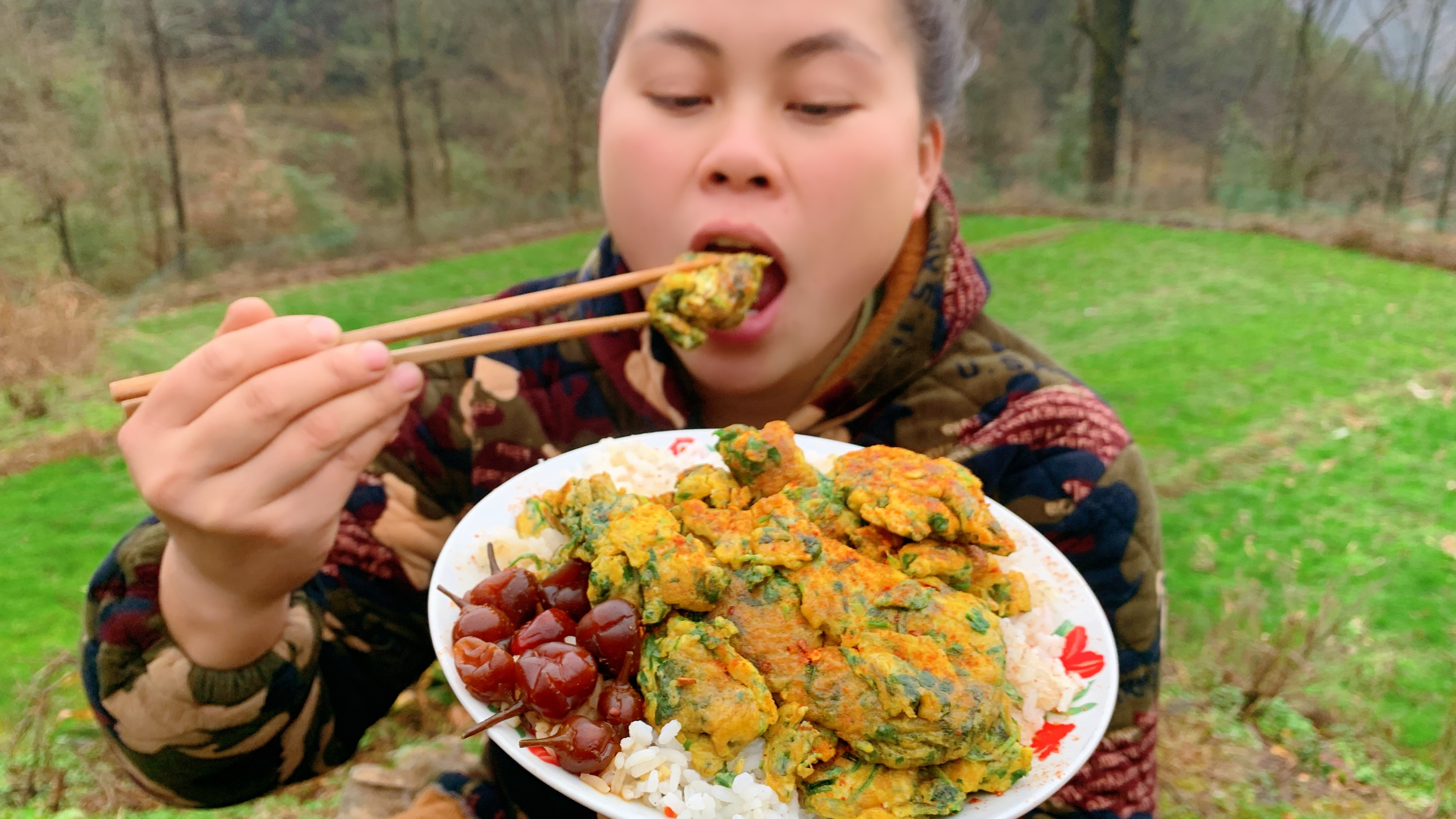 姑娘住在破旧老屋,过着自耕自种的生活,寒冷天看她做了啥好吃的